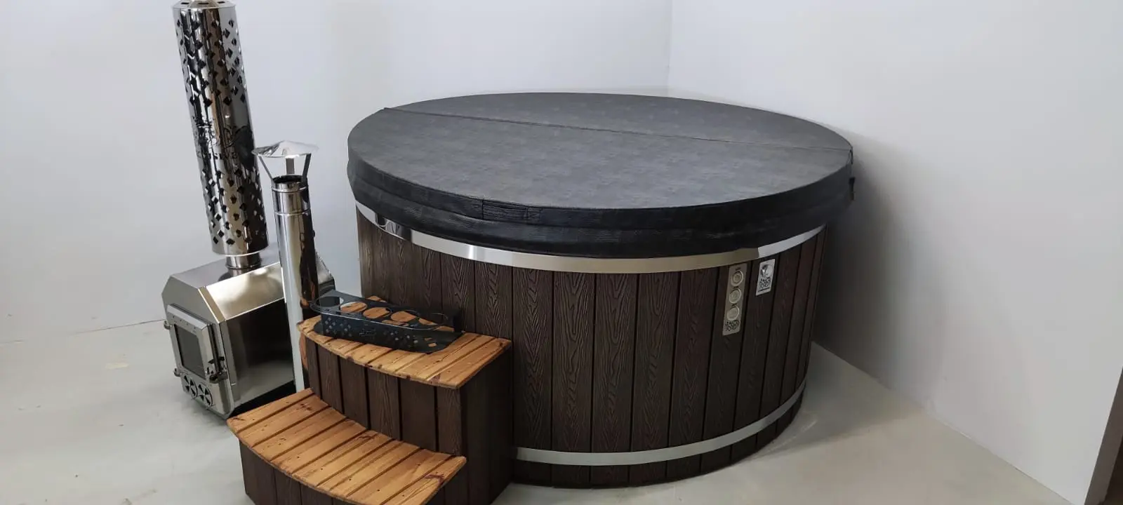 Bain nordique rond classique avec poêle extérieur